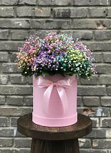 Цветочная композиция из Гипсофила и Розы в шляпной коробке в Кузьмино