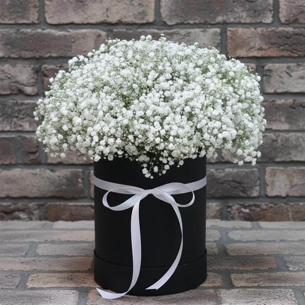 Цветочная композиция из Гипсофила в шляпной коробке в Кузьмино