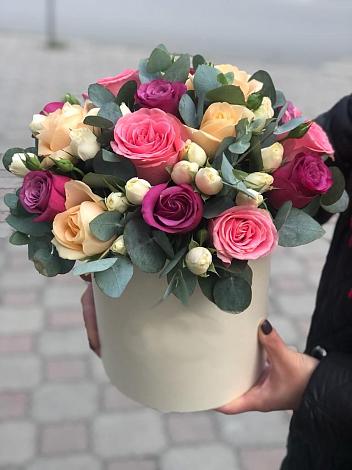 Цветочная композиция из Розы в шляпной коробке в Кузьмино