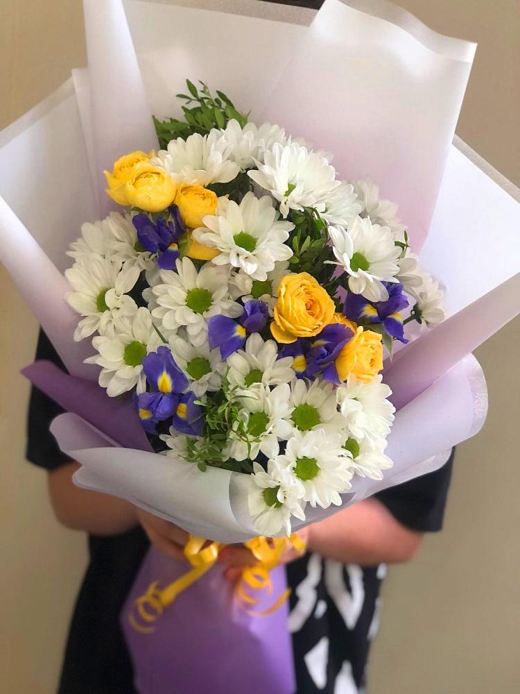 Букет цветов из: Ирисы, Хризантемы и Розы в Кузьмино