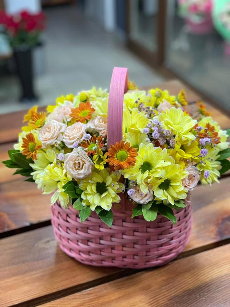 Цветочная композиция из Хризантемы и Розы в корзине в Кузьмино