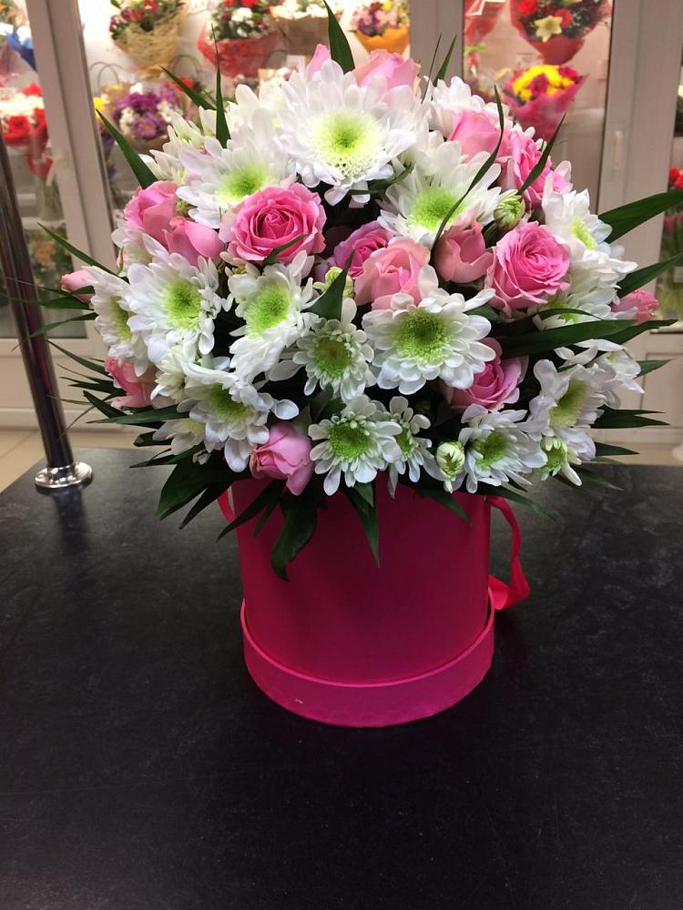 Цветочная композиция из Розы и Хризантемы в шляпной коробке в Кузьмино