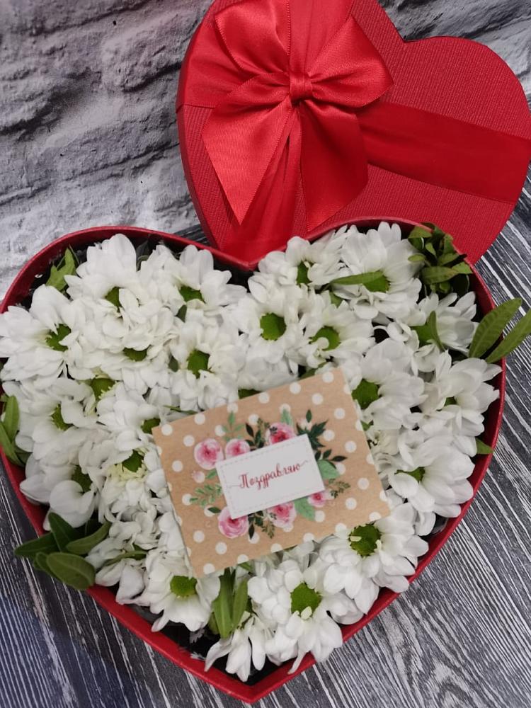 Цветочная композиция из Хризантемы в виде сердца в Кузьмино