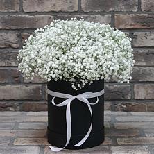 Цветочная композиция из Гипсофила в шляпной коробке в Кузьмино
