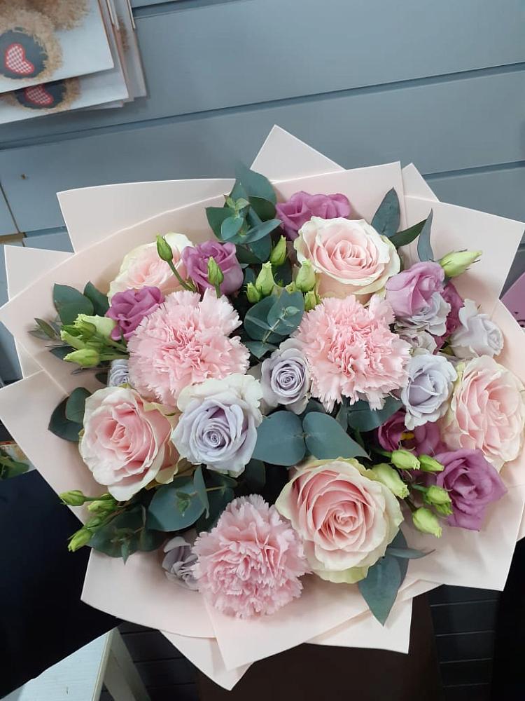 Букет цветов из: Розы, Гвоздики и Лизиантусы в Кузьмино