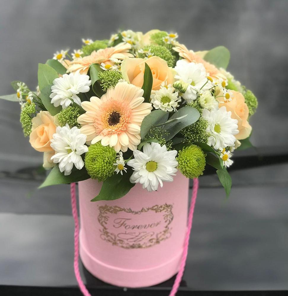 Цветочная композиция из Розы, Герберы и Хризантемы в шляпной коробке в Кузьмино