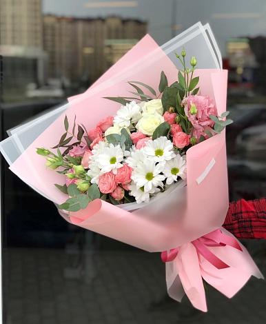 Букет цветов из: Розы, Лизиантусы и Хризантемы в Кузьмино