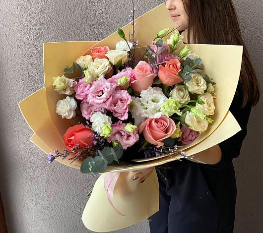Букет цветов из: Розы, Лизиантусы и Гвоздики в Кузьмино