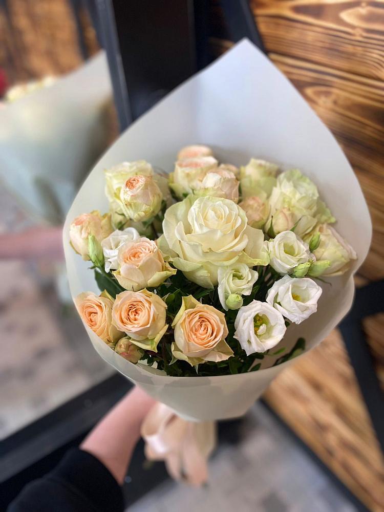 Букет цветов из: Розы и Лизиантусы в Кузьмино